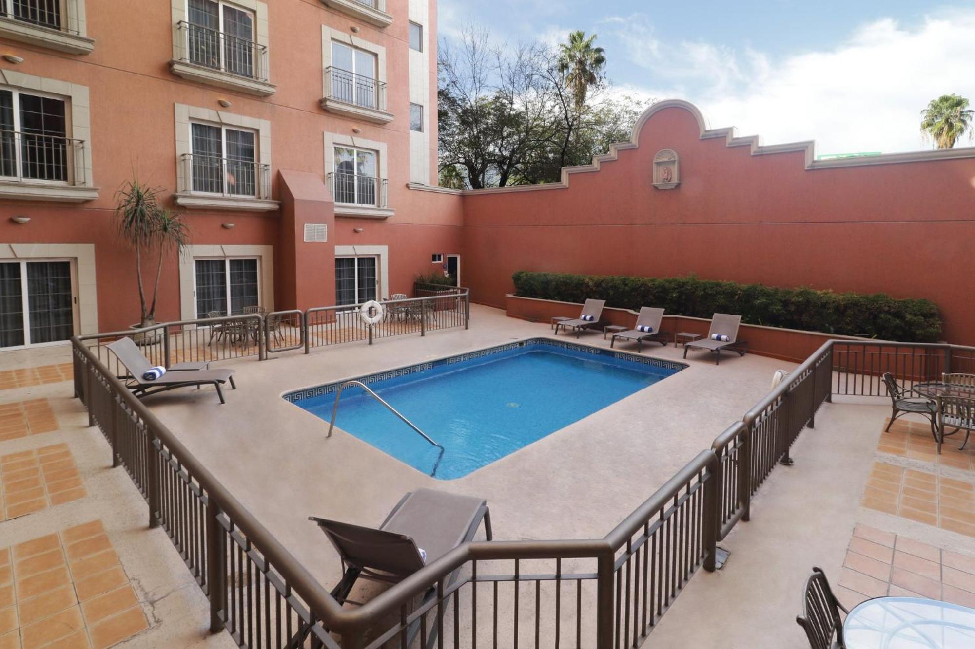 Holiday Inn Express Monterrey Galerias-San Jeronimo By Ihg Ngoại thất bức ảnh
