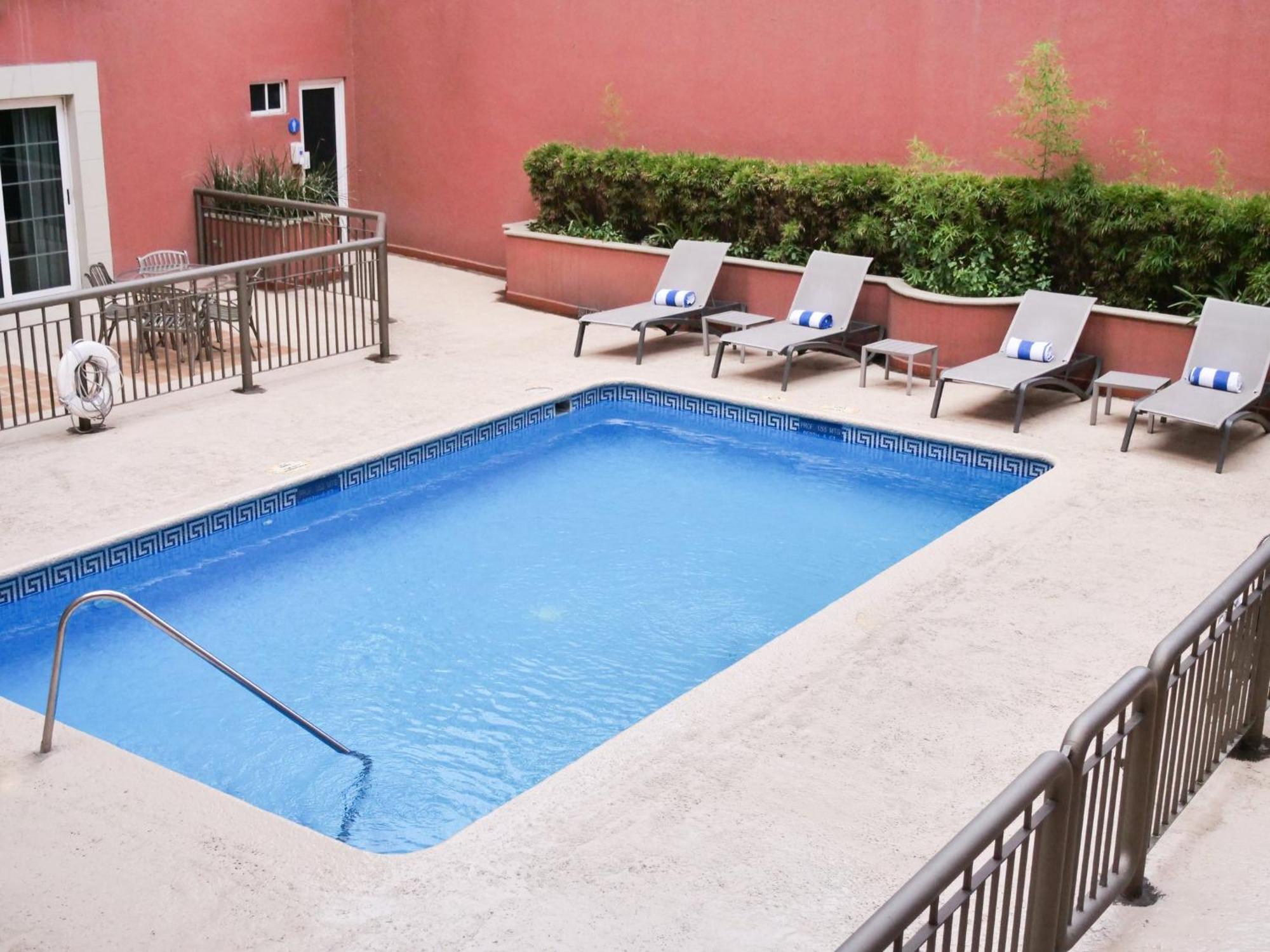 Holiday Inn Express Monterrey Galerias-San Jeronimo By Ihg Ngoại thất bức ảnh