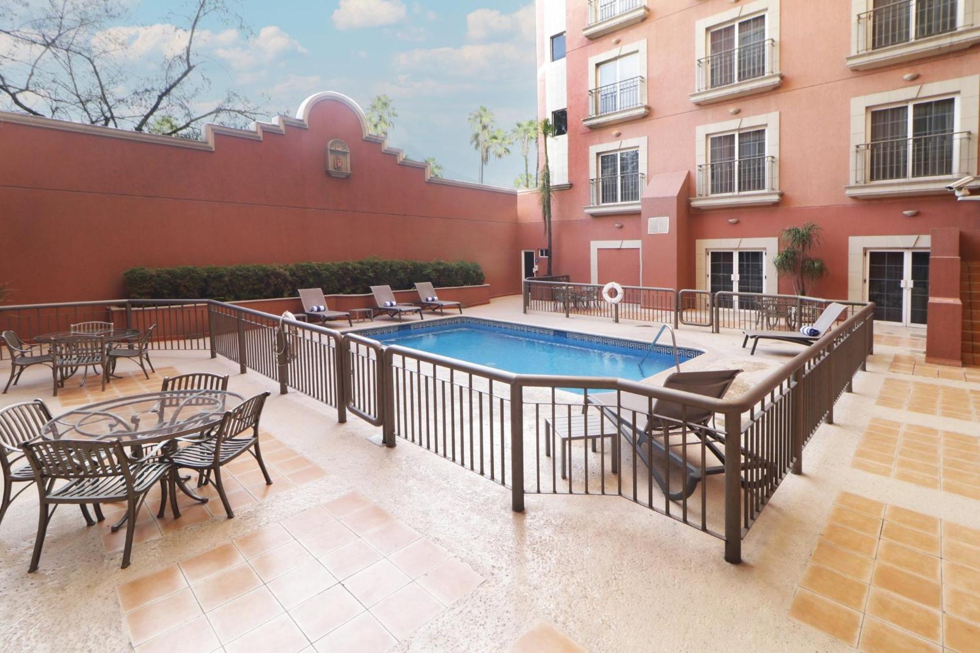 Holiday Inn Express Monterrey Galerias-San Jeronimo By Ihg Ngoại thất bức ảnh